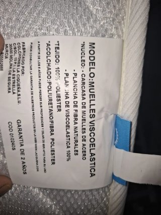 Cuna blanca con diseño de osito