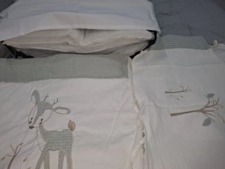 Cuna blanca con diseño de osito