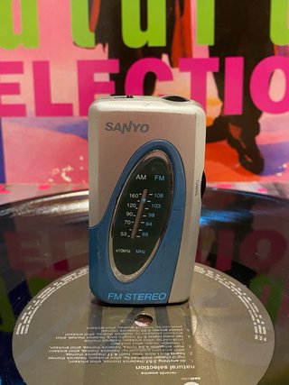 Radio Sanyo AM/FM Portátil Plata y Azul