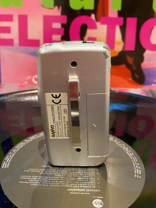 Radio Sanyo AM/FM Portátil Plata y Azul