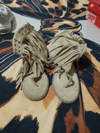 Sandalias Beige con Flecos y Tachuelas