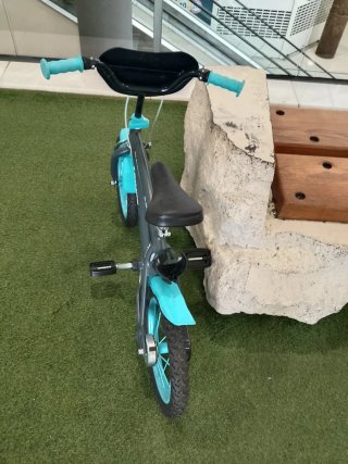 Bicicleta infantil azul y gris