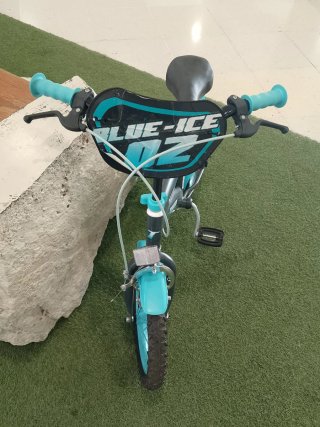 Bicicleta infantil azul y gris