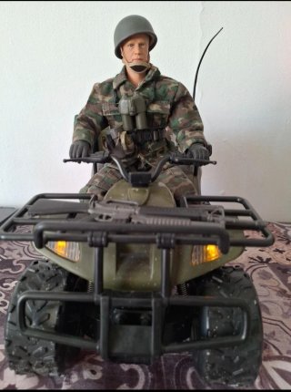 Quad militar con figura y accesorios