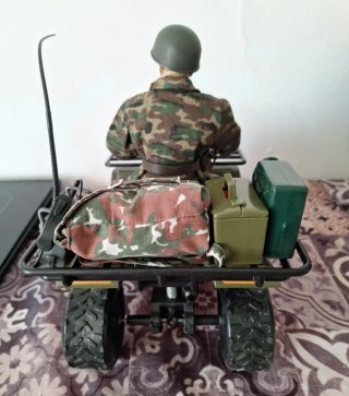 Quad militar con figura y accesorios