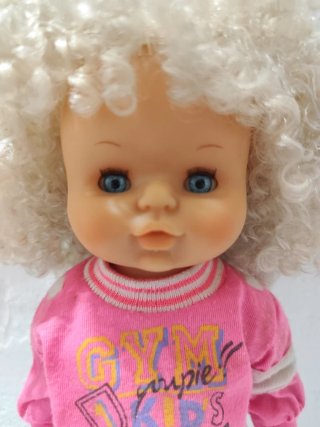 Muñeca Famosa pelo rubio rizado