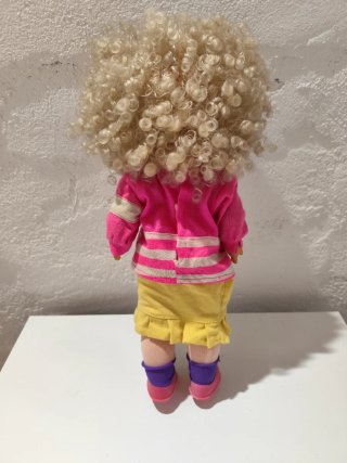 Muñeca Famosa pelo rubio rizado