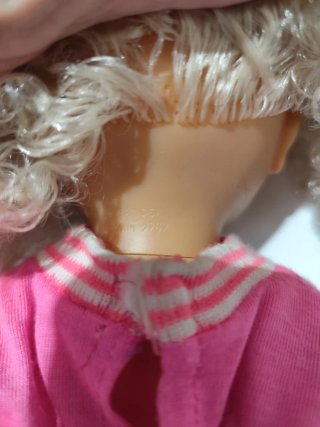 Muñeca Famosa pelo rubio rizado