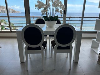 Mesa comedor y 4 sillas blancas y negras