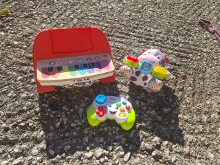 Juguetes para niños: piano, vaca y mando Se regala