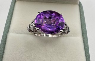 Anillo oro de 18 kt con amatista y diamantes