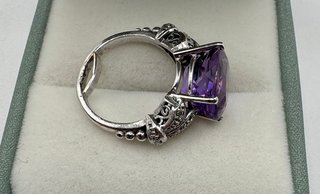 Anillo oro de 18 kt con amatista y diamantes