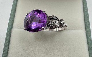 Anillo oro de 18 kt con amatista y diamantes