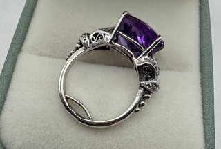 Anillo oro de 18 kt con amatista y diamantes