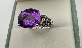 Anillo oro de 18 kt con amatista y diamantes