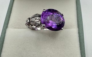 Anillo oro de 18 kt con amatista y diamantes