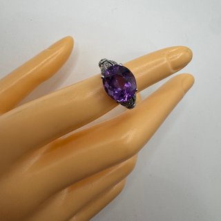 Anillo oro de 18 kt con amatista y diamantes