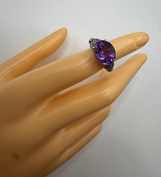 Anillo oro de 18 kt con amatista y diamantes