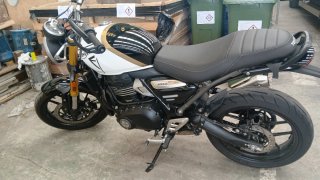 Triumph Speed 400 Oro y Blanca