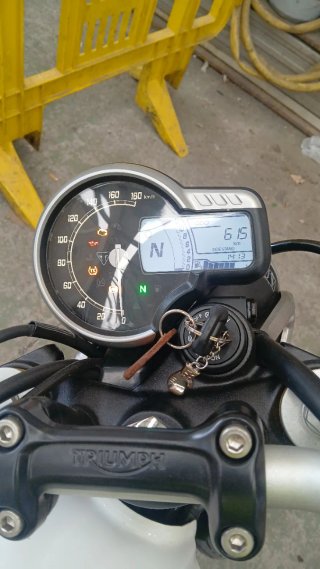 Triumph Speed 400 Oro y Blanca