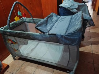 Cuna de viaje con móvil