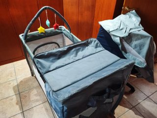 Cuna de viaje con móvil