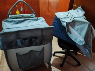 Cuna de viaje con móvil