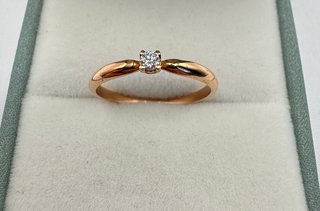 Anillo oro rosa de 18 kt con diamante