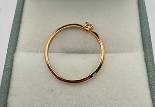 Anillo oro rosa de 18 kt con diamante