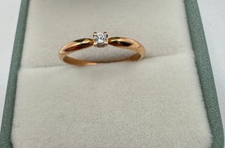 Anillo oro rosa de 18 kt con diamante