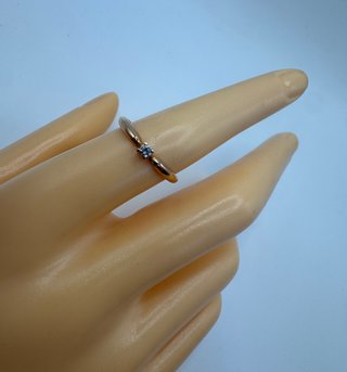 Anillo oro rosa de 18 kt con diamante