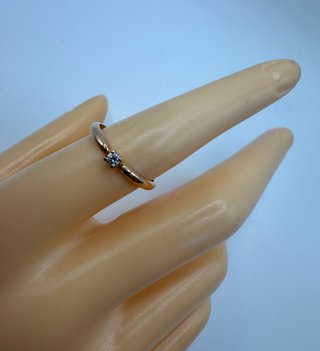 Anillo oro rosa de 18 kt con diamante