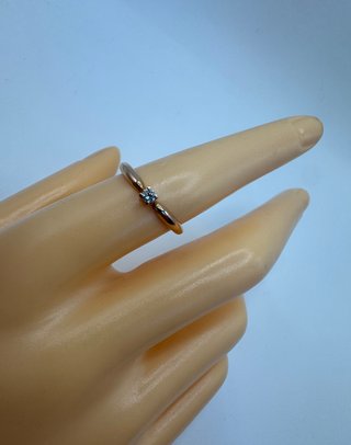 Anillo oro rosa de 18 kt con diamante