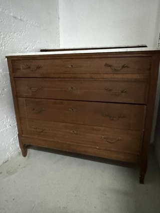 Cómoda antigua de madera y mármol