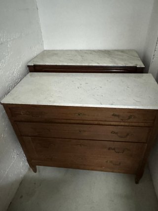 Cómoda antigua de madera y mármol