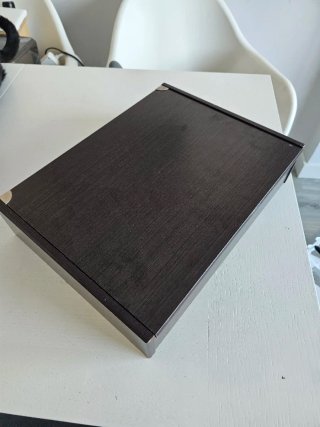 Caja de madera con detalles metálicos