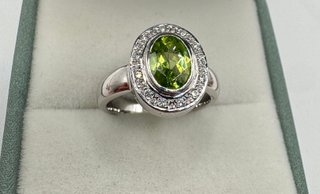 Anillo de oro 18 kt con peridoto y diamantes