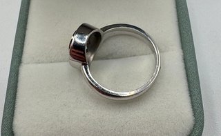 Anillo de oro 18 kt con peridoto y diamantes