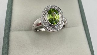 Anillo de oro 18 kt con peridoto y diamantes