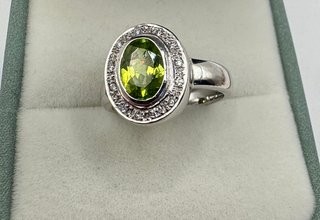 Anillo de oro 18 kt con peridoto y diamantes
