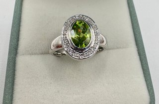 Anillo de oro 18 kt con peridoto y diamantes