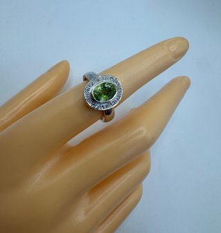 Anillo de oro 18 kt con peridoto y diamantes