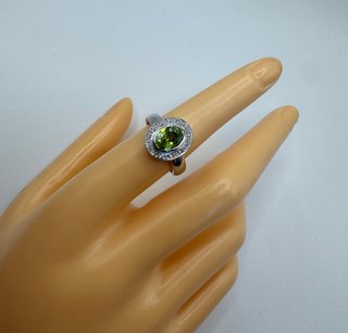 Anillo de oro 18 kt con peridoto y diamantes