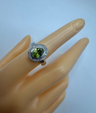 Anillo de oro 18 kt con peridoto y diamantes