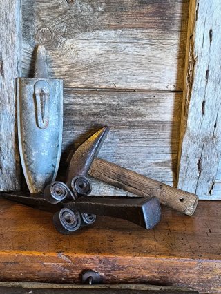 Conjunto de yunque martillo funda y piedra afilar
