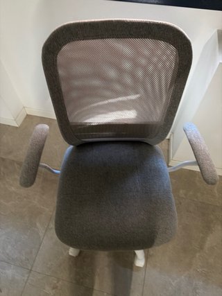 Silla de escritorio gris y blanca
