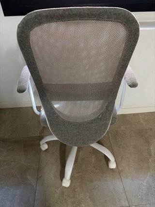 Silla de escritorio gris y blanca