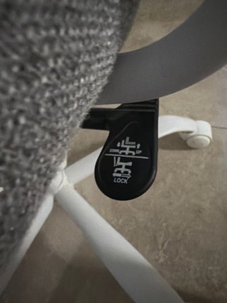 Silla de escritorio gris y blanca