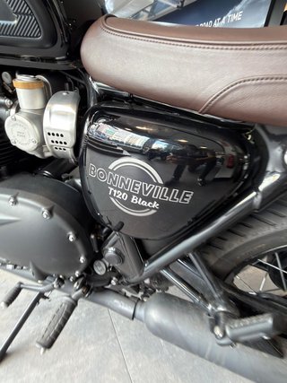 Triumph Bonneville T120 Negra