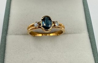 Anillo de oro 18 kt con zafiro y diamantes